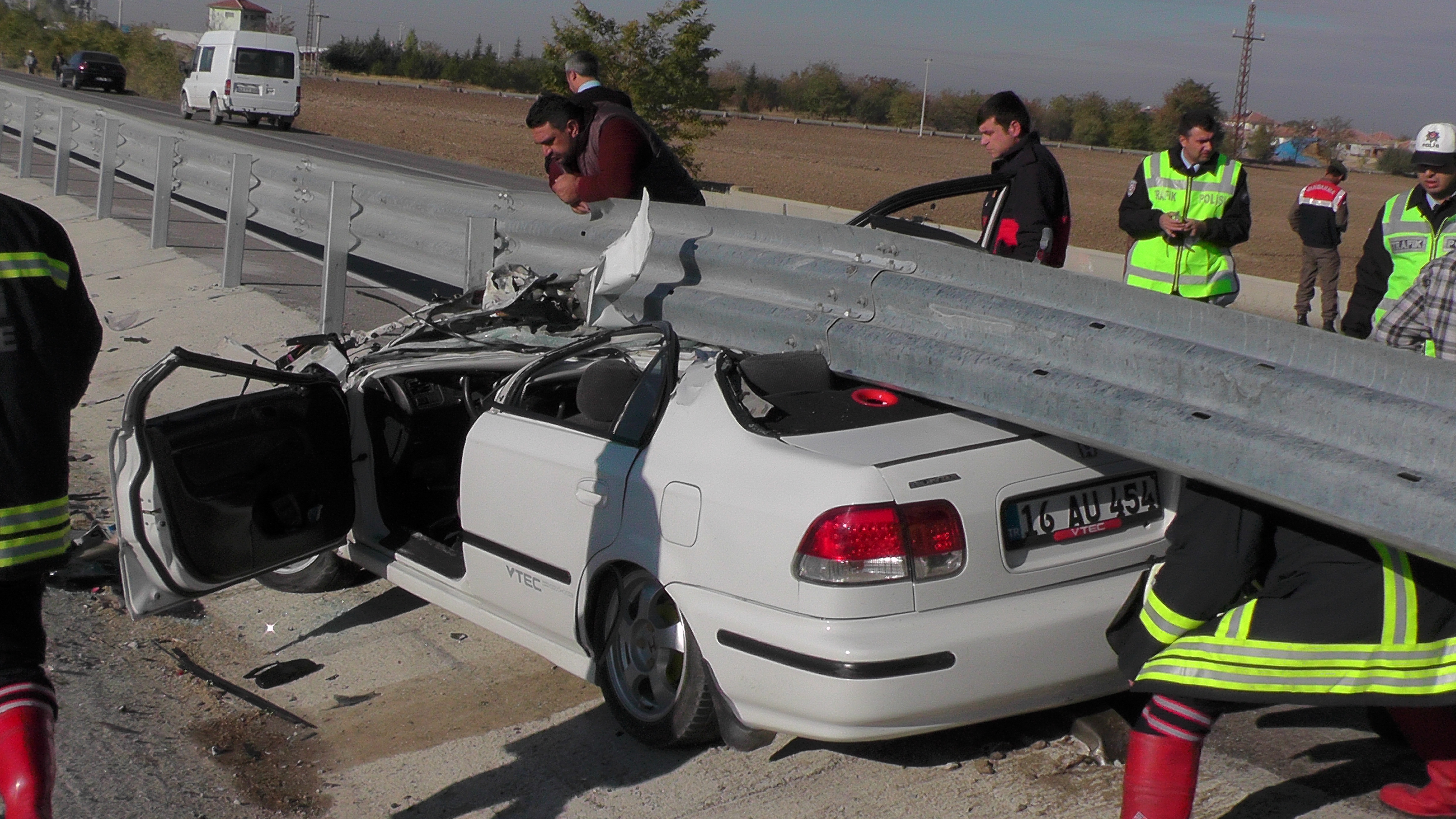 Kontrolden Çıkan Otomobil Bariyere Daldı : 2 Yaralı