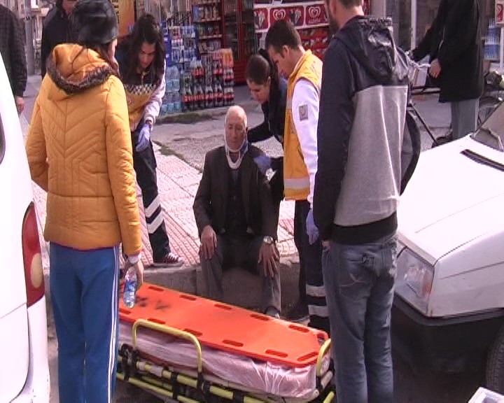 Minibüsle çarpışan şarjlı bisiklet sürücüsü yaralandı