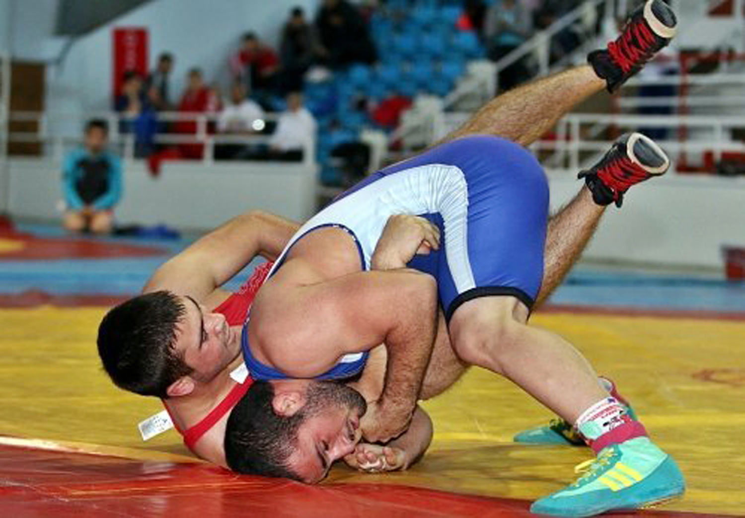 GÜREŞÇİLERİMİZ ZİRVEDE DEVLEŞİYOR