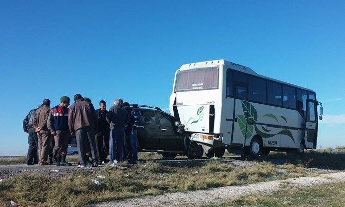 MİDİBÜS’E KAMYONET ARKADAN ÇARPTI  1 YARALI
