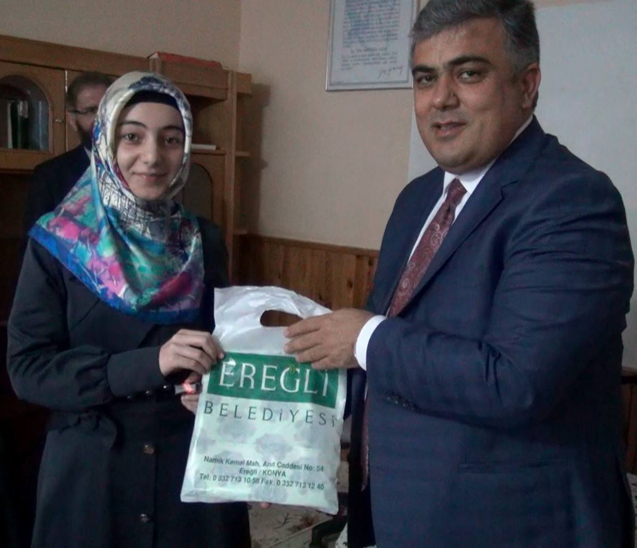 Hafızlık Yarışmasında Türkiye 2.'si Olan Ülkü Hilal Nar'ı Ödüllendirdi