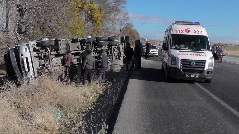KÜSPE YÜKLÜ KAMYON YOLDAN ÇIKARAK DEVRİLDİ
