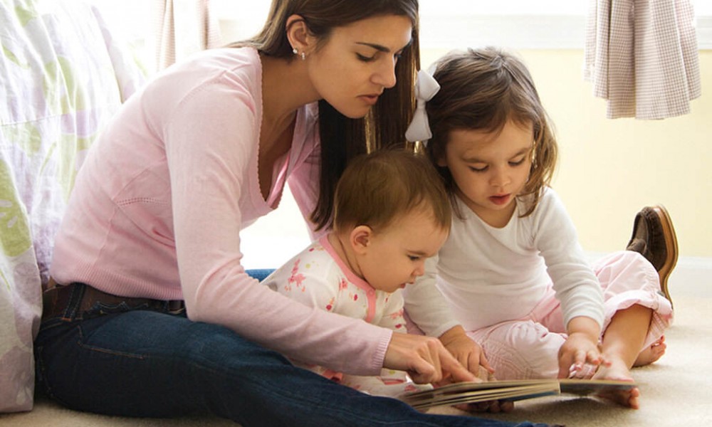 Mutlu bakıcı çocuğa iyi bakıyor