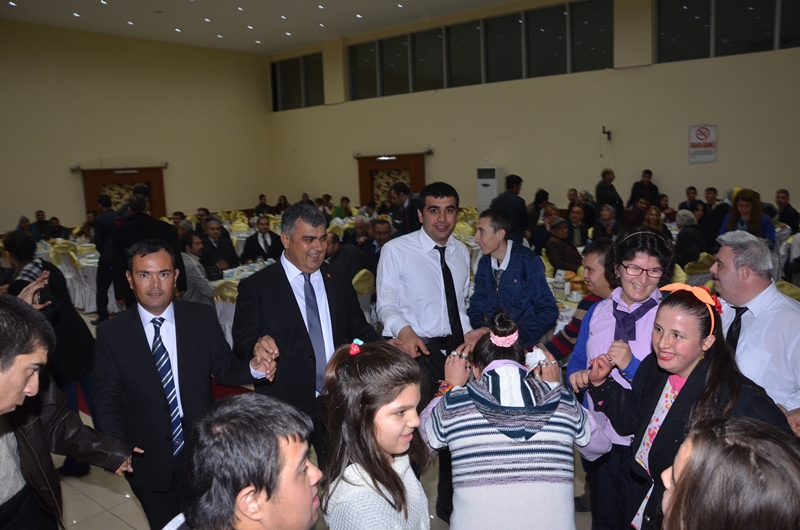 Başkan Özgüven'den Engellilere Yemek