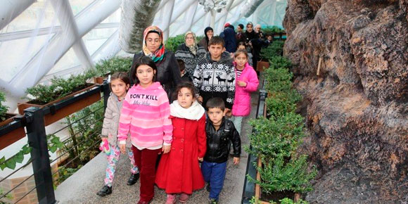 Suriyeli Yetimler Tropikal Kelebek Bahçesini Gezdi