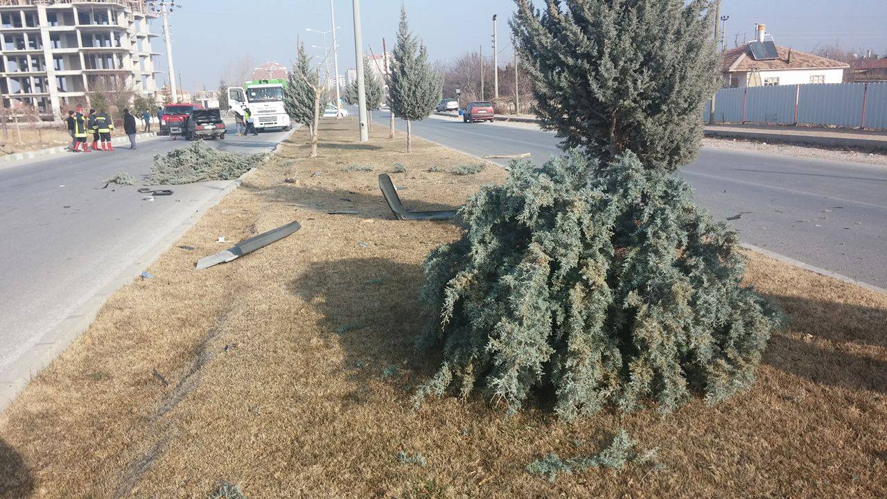 OTOMOBİL KARŞI YOLA UÇTU :  3 YARALI