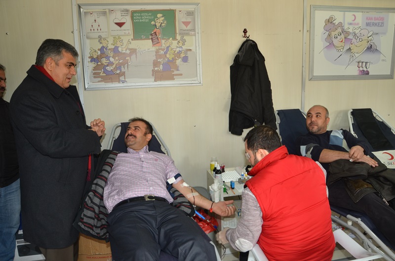 Özgüven, Kan Bağış Tırını Ziyaret Etti