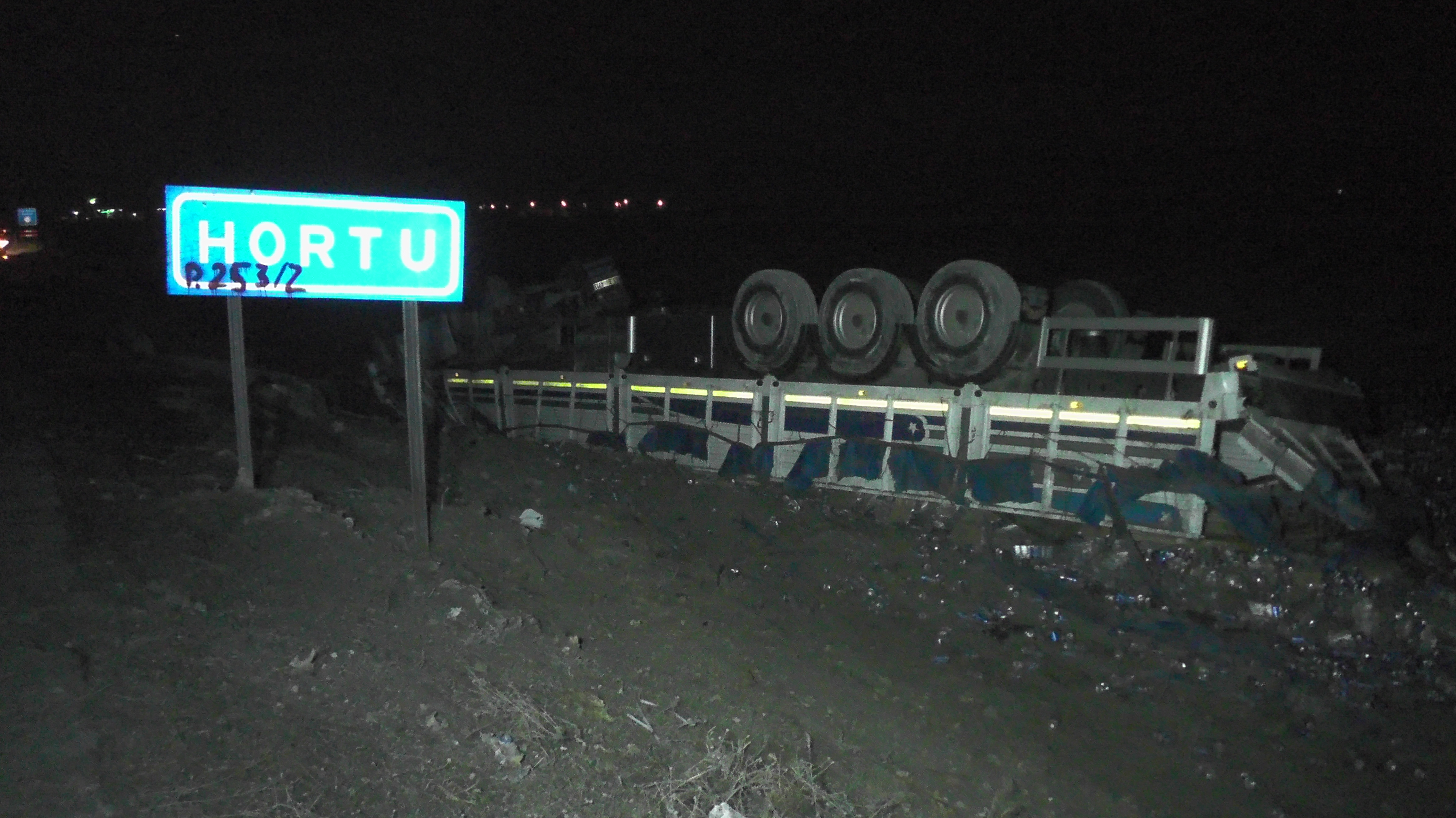 Tır şarampole uçtu: 2 yaralı