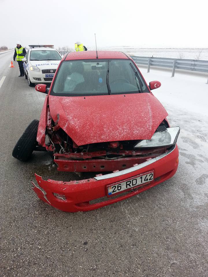 Kontrolden çıkan otomobil bariyerlere çarptı