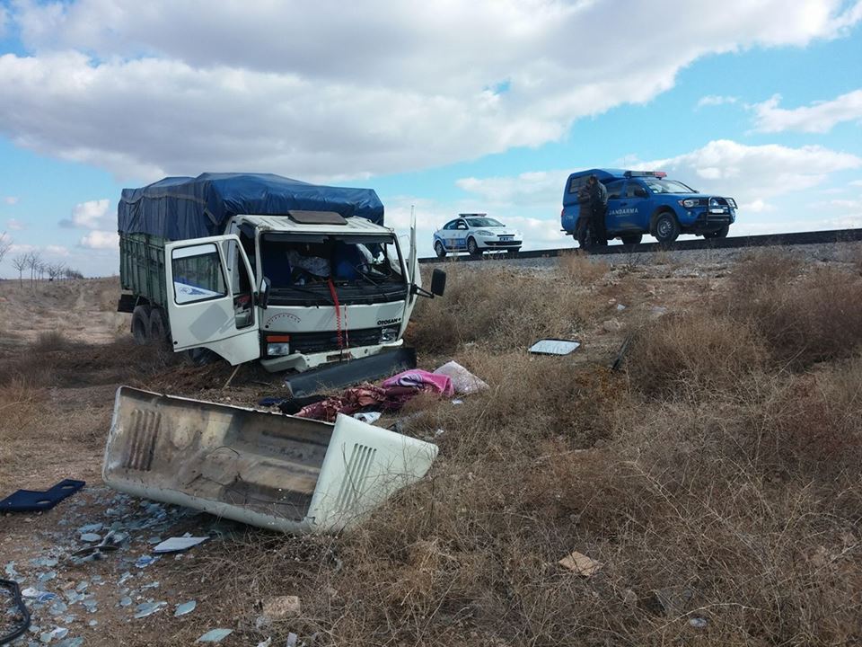 Kayısı Yüklü Kamyon Şarampole Uçtu: 1Yaralı