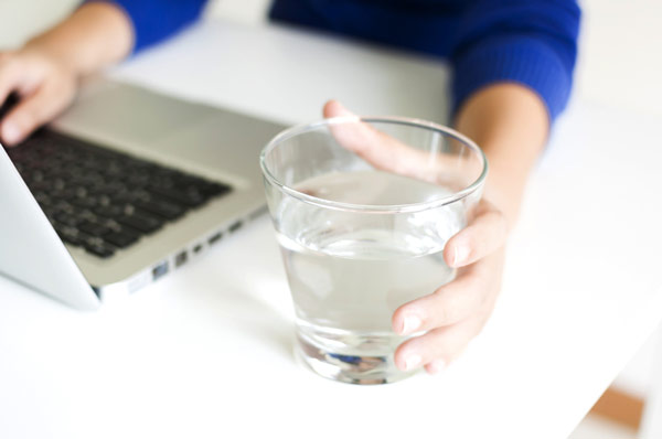 Su içerek iş hayatınızda performansınızı artırın