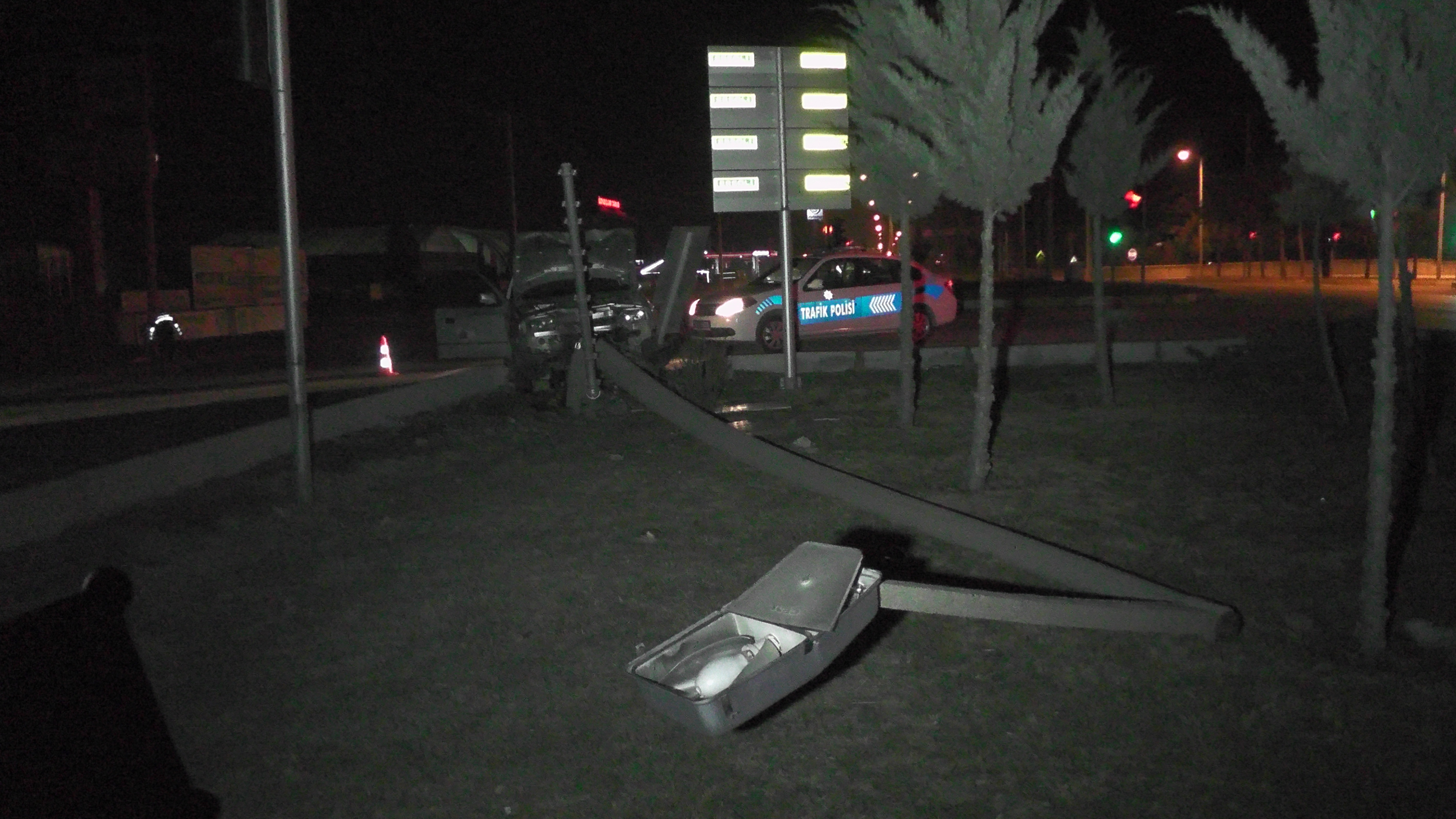 OTOMOBİL AYDINLATMA DİREĞİNE ÇARPTI 3 YARALI