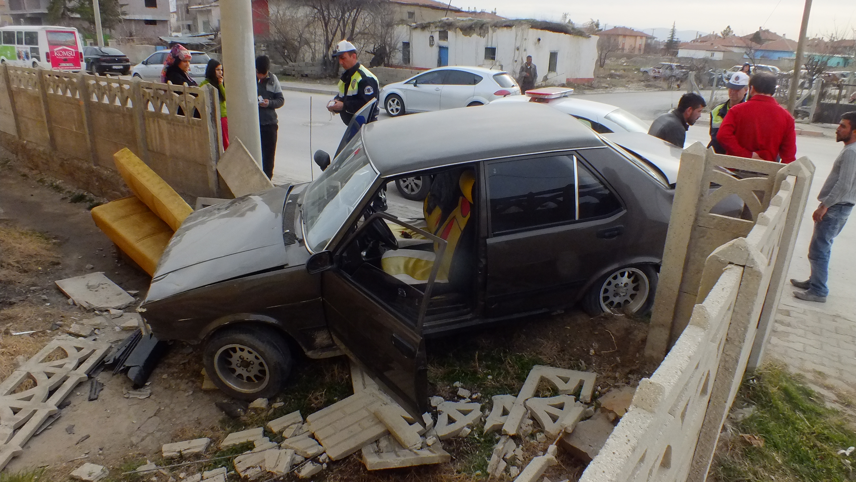 Otomobil avlu duvarı yıktı