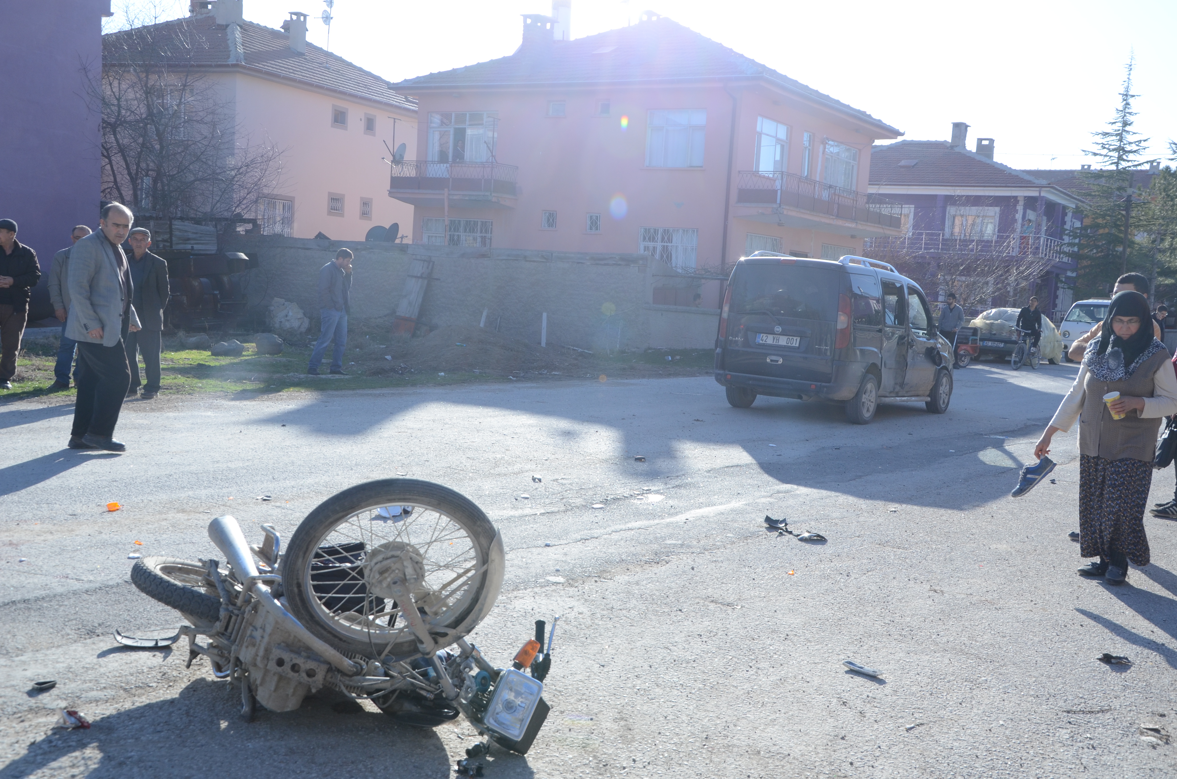 Hafif Ticari Araç ile Motosiklet Çarpıştı: 2 Yaralı