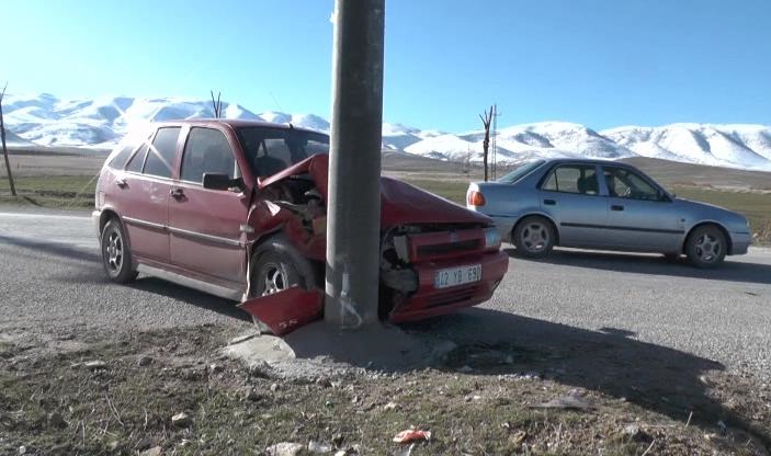 Aydınlatma Direğine Çarpan Otomobilin Sürücüsü Yaralandı
