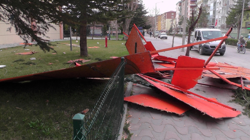 Şiddetli Fırtına Ereğli’de Çatı Uçurdu