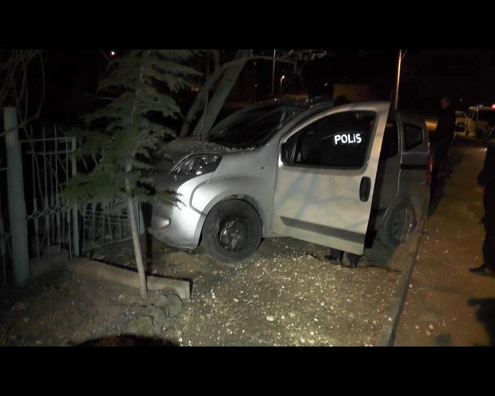 Hafif Ticari Araç Bahçe Duvarını Yıktı