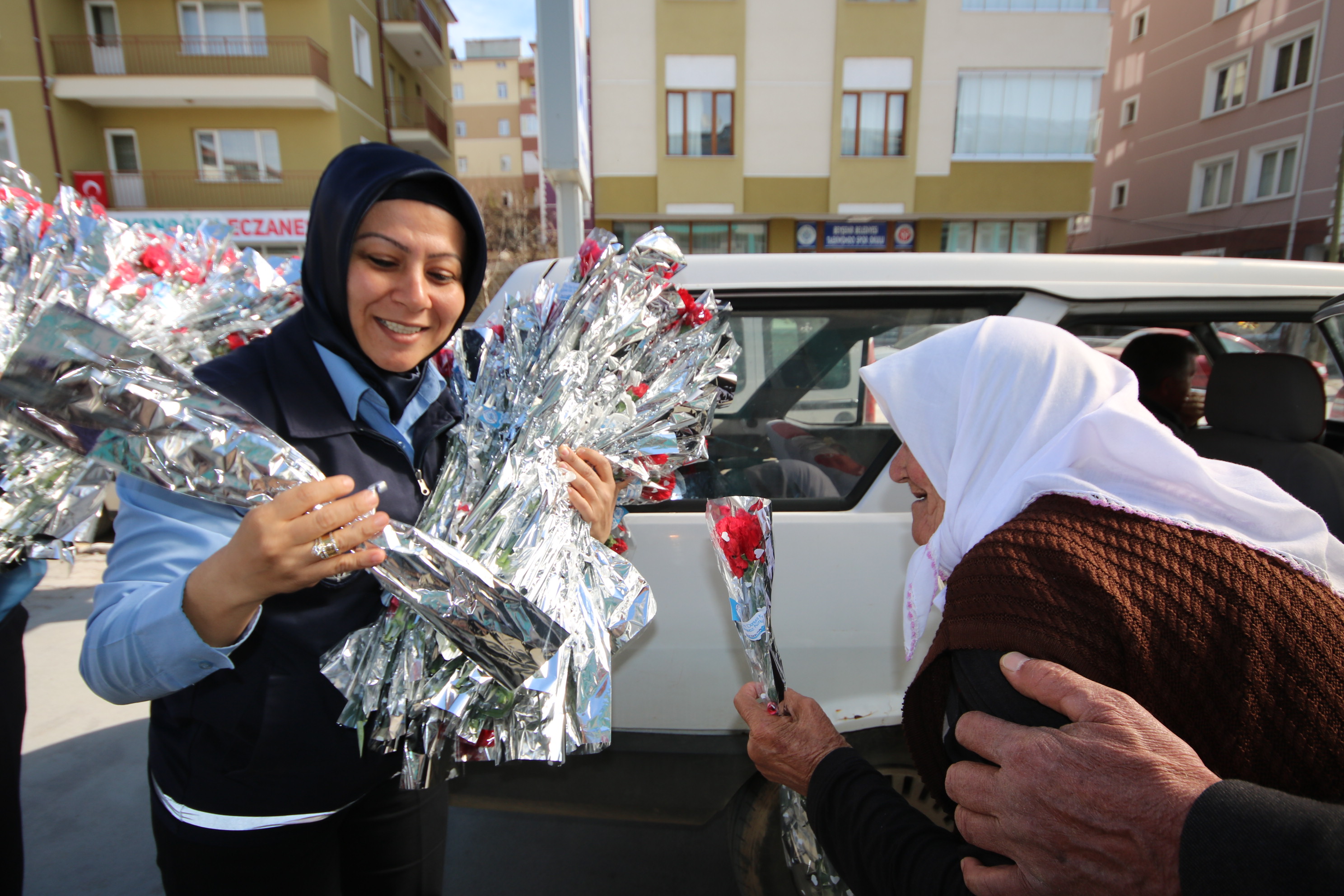 Beyşehir’de zabıta kadınlara karanfil uzattı