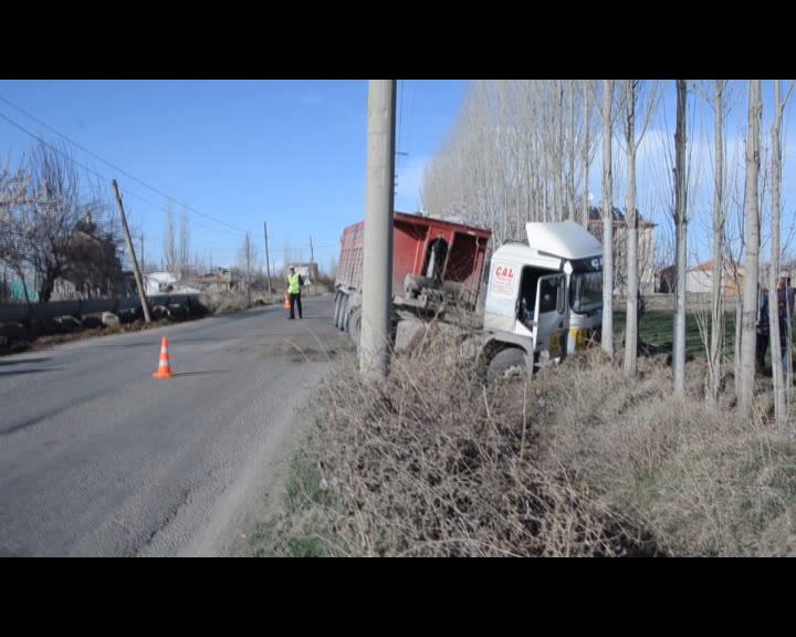Direksiyonu Kilitlenen Tır Yoldan Çıktı