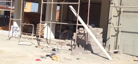 İNŞAATIN 4. KAT İSKELESİNDEN DÜŞEN İŞÇİ YARALANDI