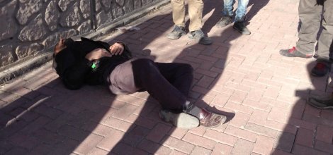 Yolda Yürüyen Kadını Yere Yatırıp Taciz Eden Sapık Hastanelik Oldu