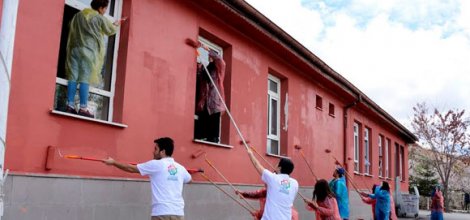 Gençler Köy Okulunu Boyadılar
