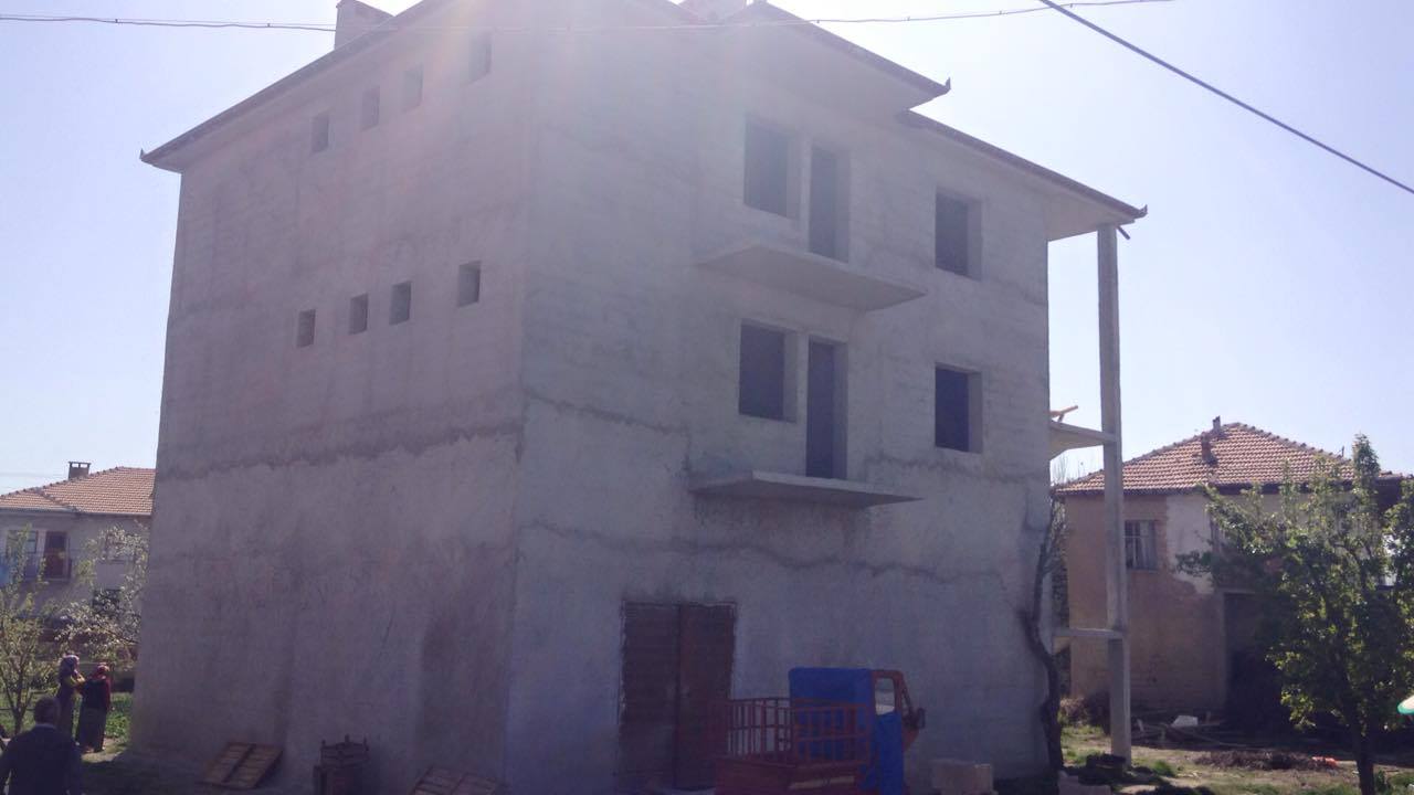 Yüksekten düşen yaşlı kadın ağır yaralandı