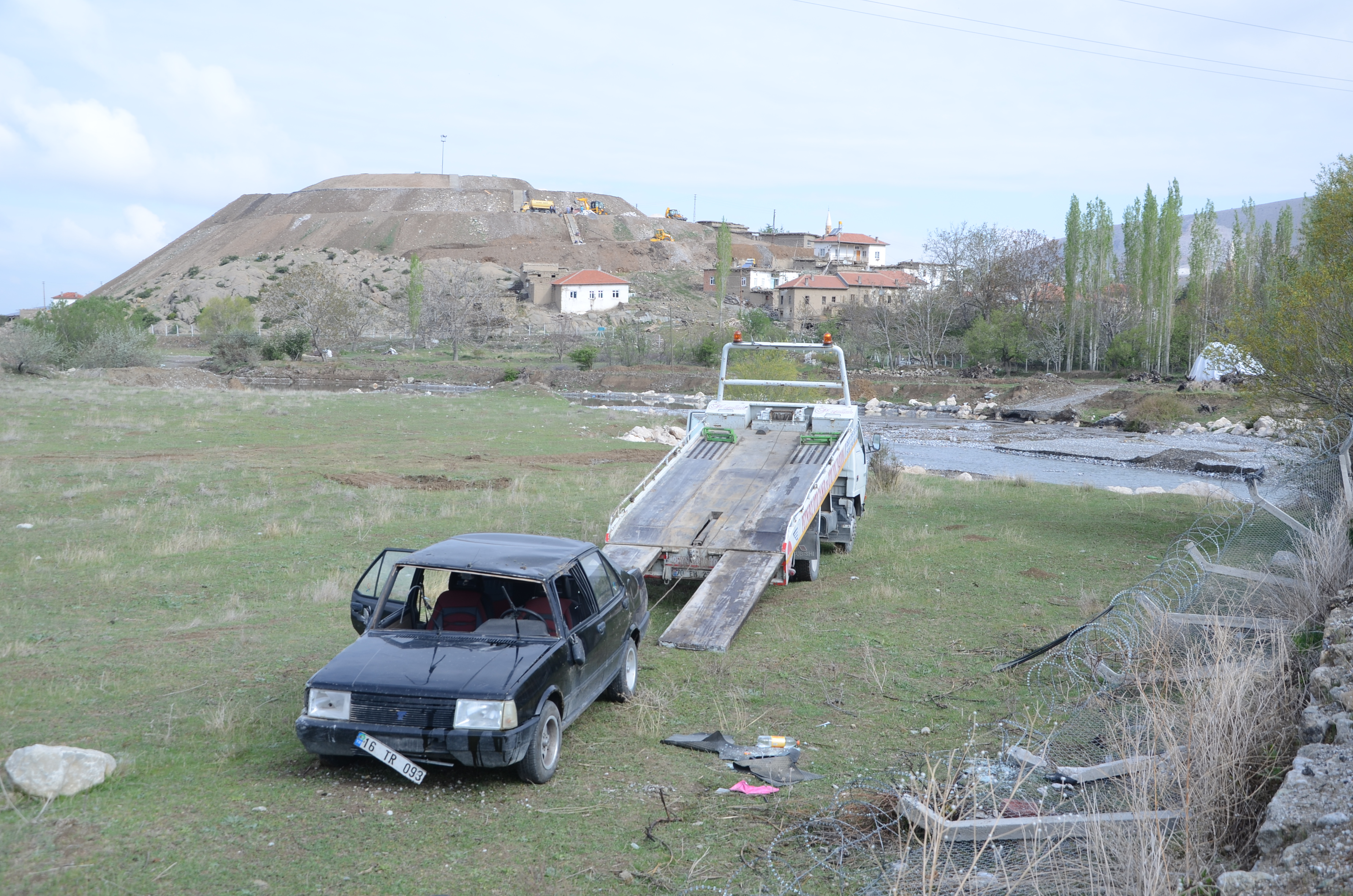 Otomobil yoldan çıktı 4 yaralı