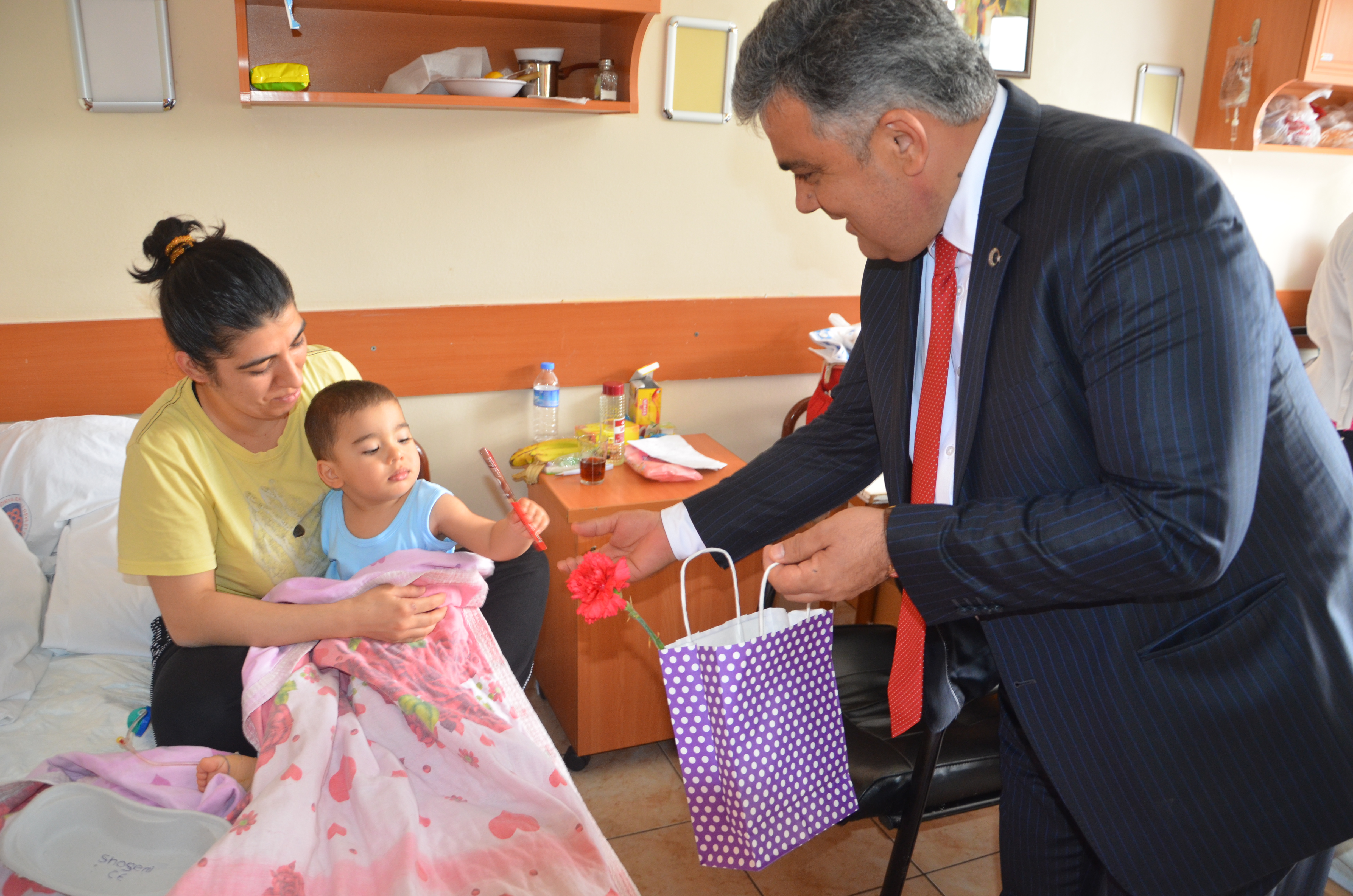 Başkandan  Minik  Kalplere Ziyaret