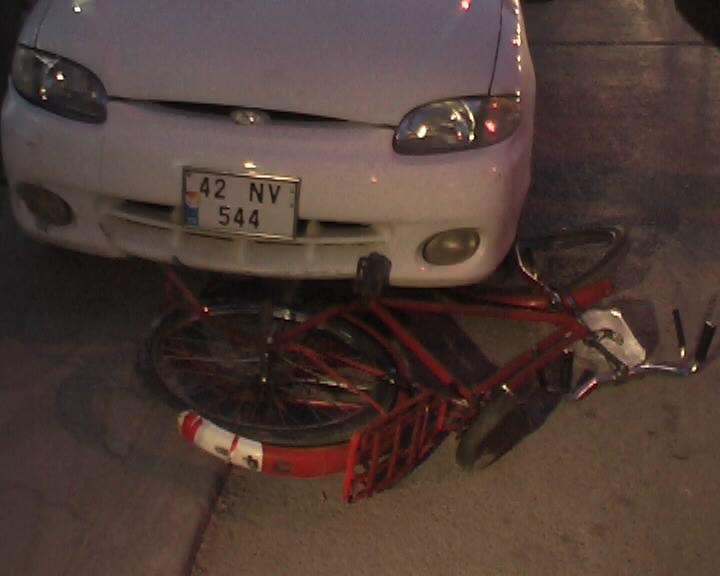 Otomobil bisiklet sürücüsüne çarptı; 2 yaralı