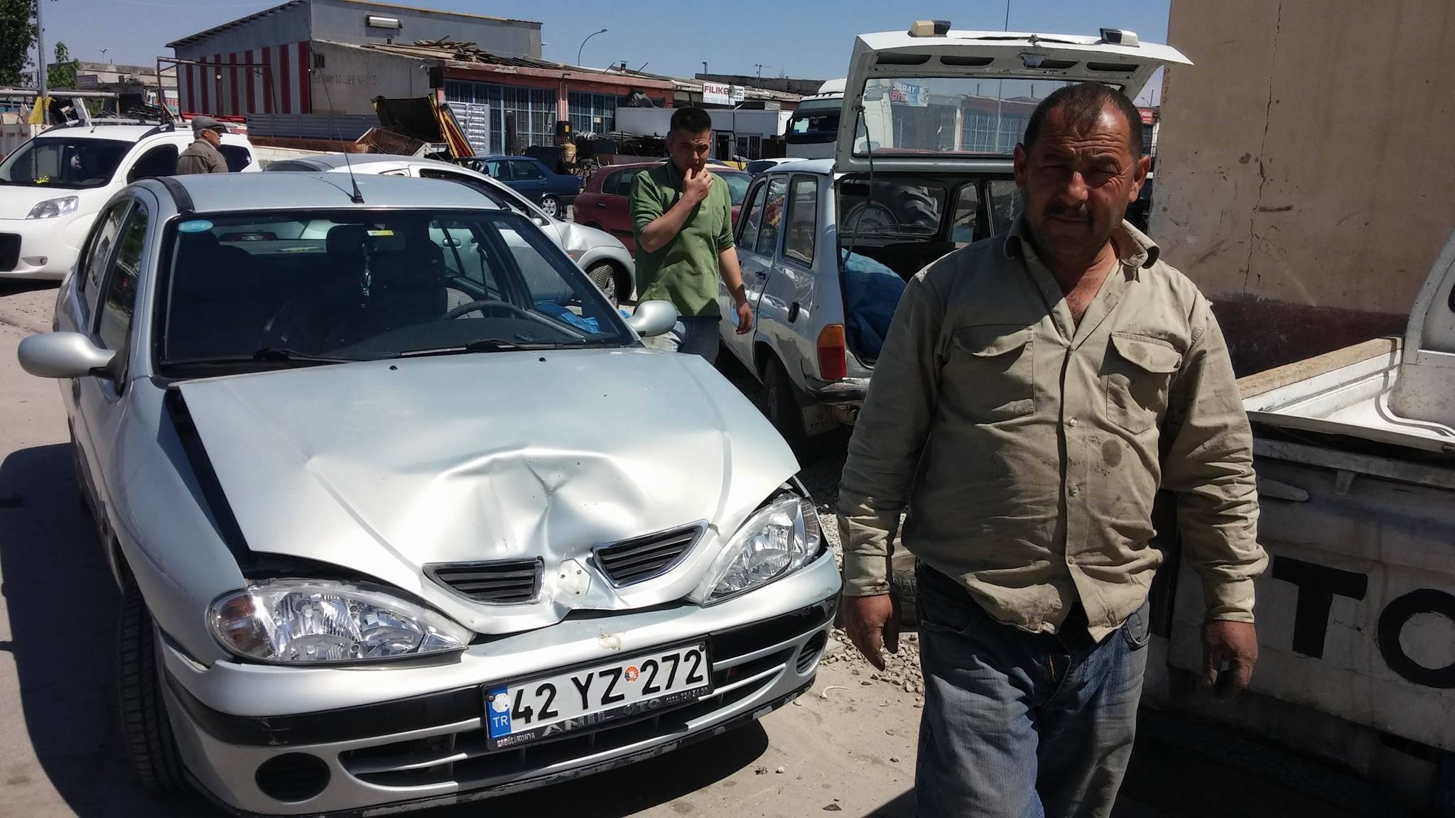 Seyir Halindeki Otomobil Park halindeki Otomobile Çarptı 1 Yaralı