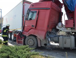 TÜRKMEN KAVŞAĞINDA TIR KAMYONA ARKADAN GİRDİ 1 YARALI