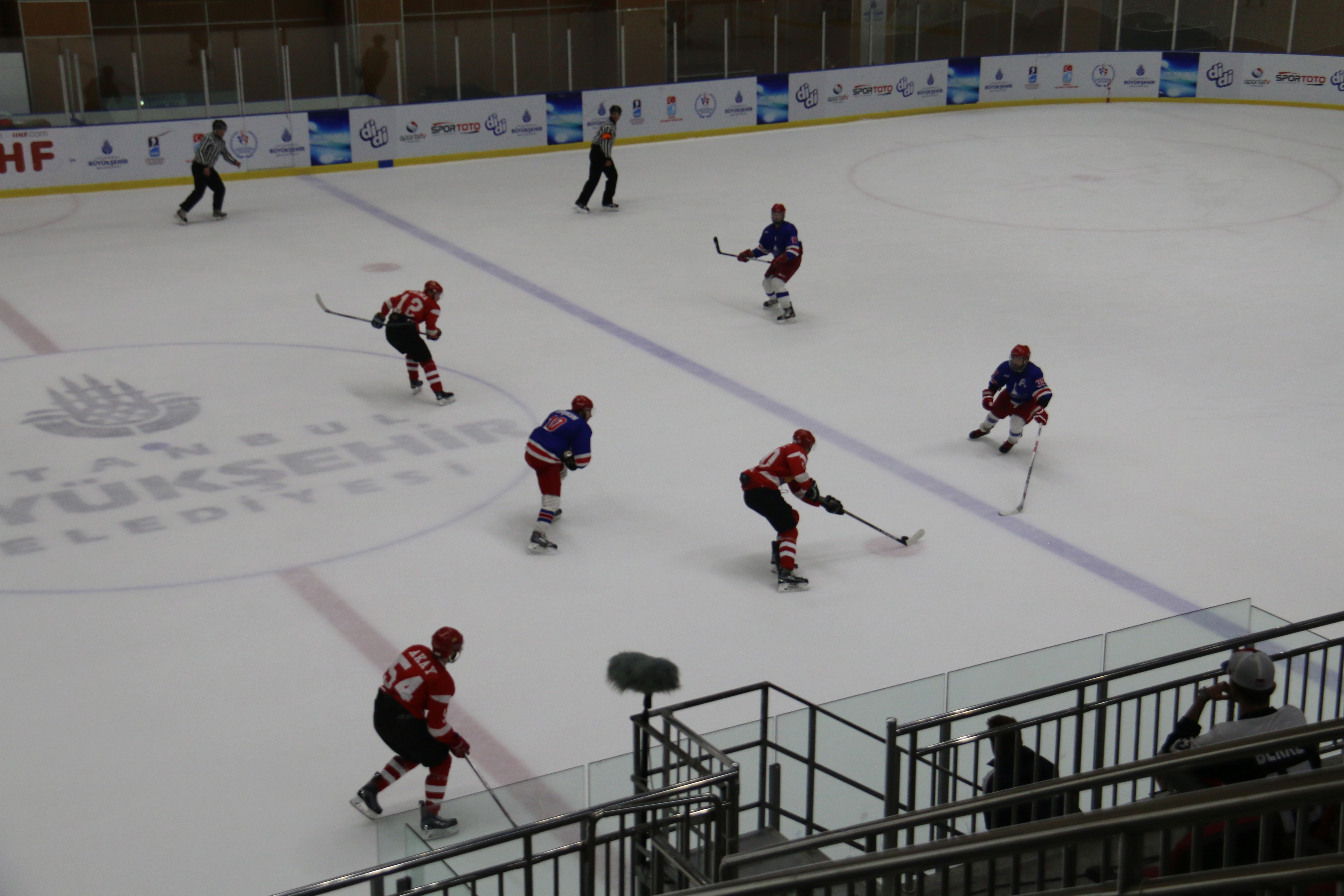 Zeytinburnu Buz Hokeyi Takımı Şampiyonluğa Koşuyor