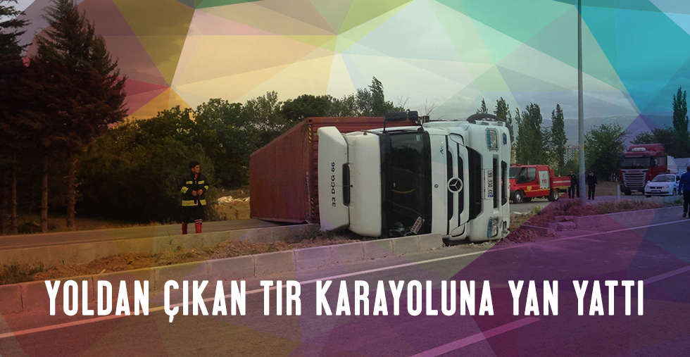 Yoldan Çıkan Tır Karayoluna Yan Yattı