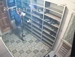 Camiden ayakkabı hırsızlığı kamerada