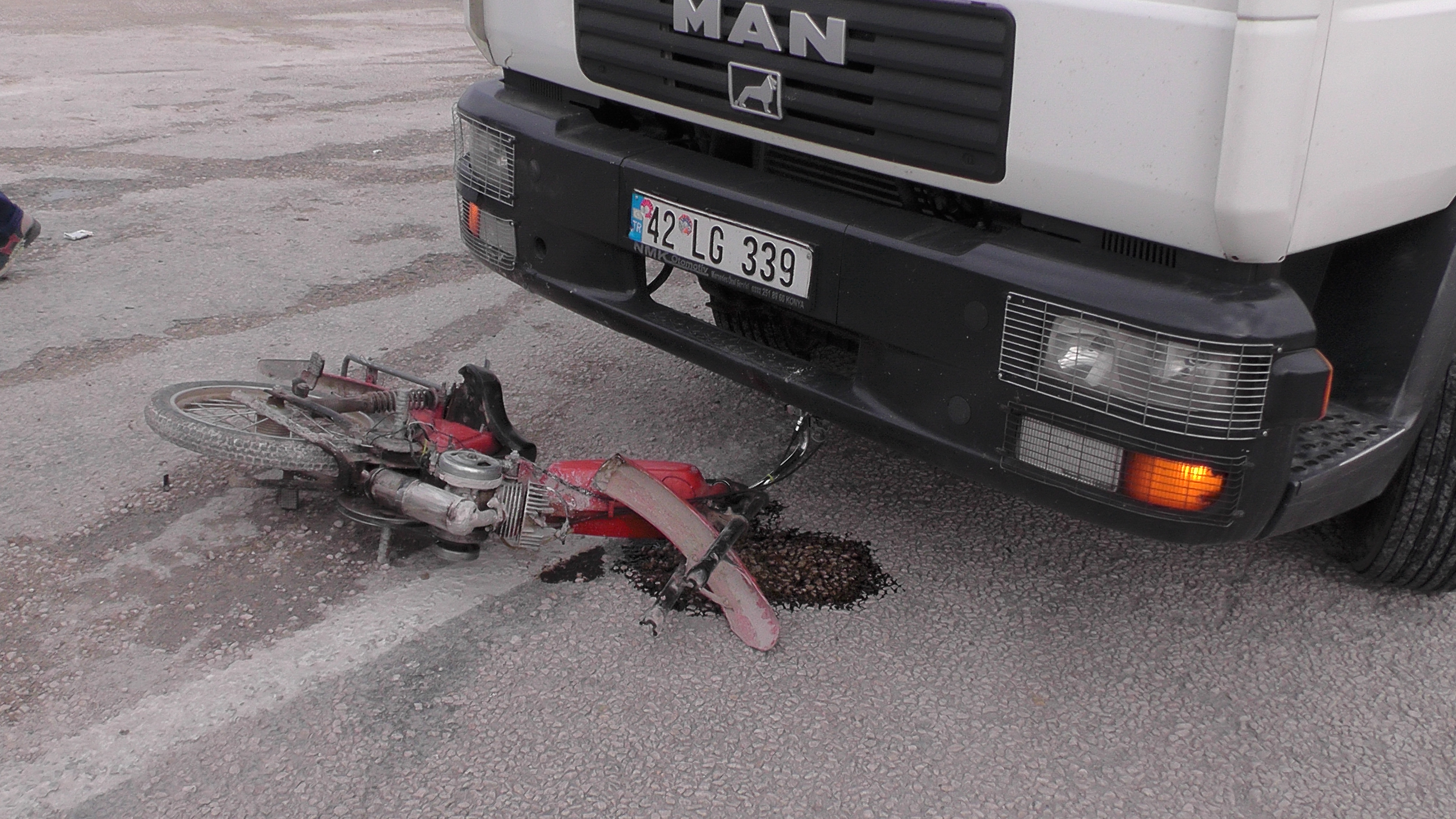 Kamyonun Çarptığı Mobilet 2'ye Bölündü, Sürücü Ağır Yaralandı