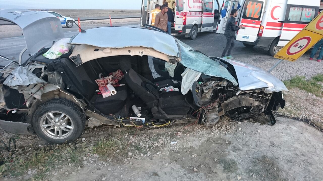 Otomobil bariyerler daldı 4 yaralı