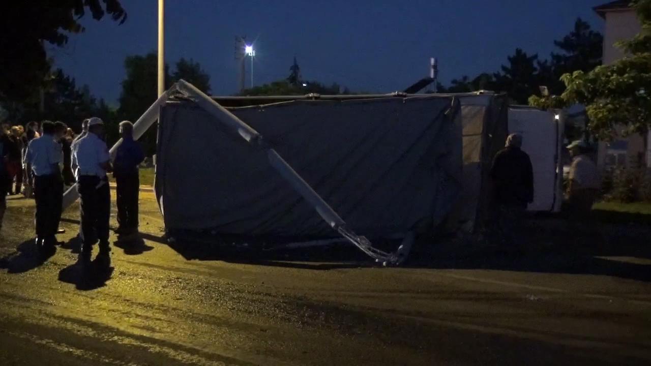 Seyir Halindeki Kamyonun Üzerine Beton Direk Devrildi