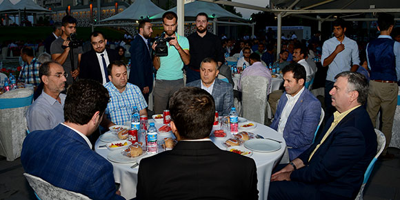 Ak Gençlik’ten Gençliğin Gönül Sofrası İftarı