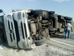 Karayoluna Devrilen Tır Yol Kapattı