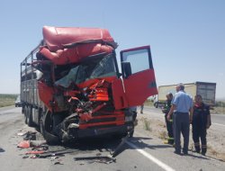 Kamyon Otobüse Çarptı