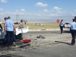 Otomobil, İş Makinesi ile Çarpıştı: 2 Yaralı