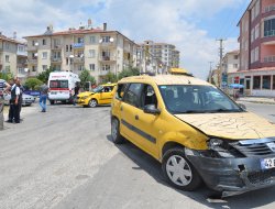 Ticari Taksiler Çarpıştı 3 Yaralı
