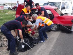 AKSARAY DA TRAFİK KAZASI ; 2 ÖLÜ 3 YARALI