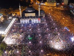 Konya Mevlana Meydanı'nda Buluştu