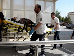 90 Yaşındaki öfkeli koca karısının başına keserle vurarak ağır yaraladı