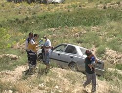 TEKERİ PATLAYAN OTOMOBİL ŞARAMPOLE UÇTU