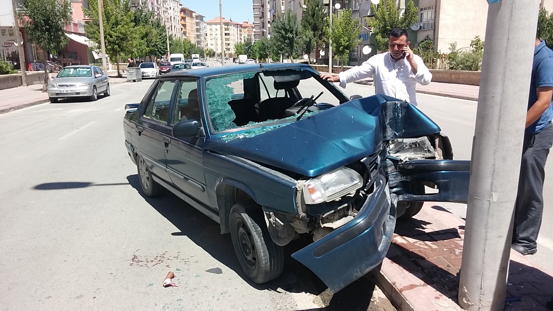 Yoldan Çıkan Otomobil Direğe Çarptı ; 4 Yaralı