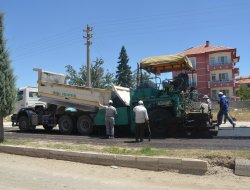 Ereğli Belediyesi sıcak asfalt çalışmalarını sürdürüyor.