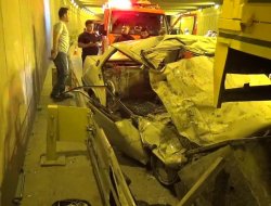 Otomobil, Üzerinde İşçilerin Bulunduğu Kamyona Çarptı 1 Ölü, 3 Yaralı